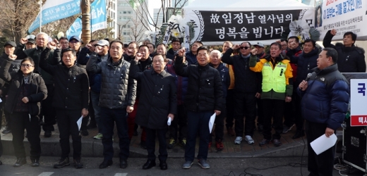 택시 비대위 위원들이 18일 서울 여의도 국회의사당역 인근에서 기자회견을 하고 있다. /사진=뉴스1