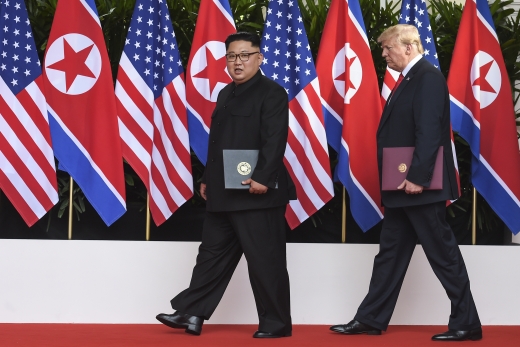 김정은 북한 국무위원장(왼쪽)과 도널드 트럼프 미 대통령이 지난해 6월 싱가포르 센토사섬의 카펠라 호텔에서 첫 북미 정상회담 후 합의문에 조인한 뒤 각자 서명한 합의문을 들고 퇴장하고 있다. /사진=뉴시스DB