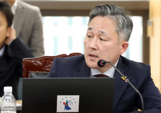 국감 질의하는 표창원 의원. 표창원 더불어민주당 의원이 광주지방법원 6층 대회의실에서 열린 국회 법제사법위원회 법원 국정감사에서 질의를 하고 있다.2018.10.23/뉴스1