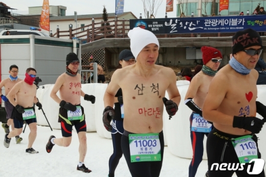 19일 강원도 평창군 대관령면 횡계리 제27회 대관령눈꽃축제장에서 열린 대관령알몸마라톤 대회 참가자들이 힘차게 출발하고 있다.2019.1.19/뉴스1 &copy; News1 권혜민 기자