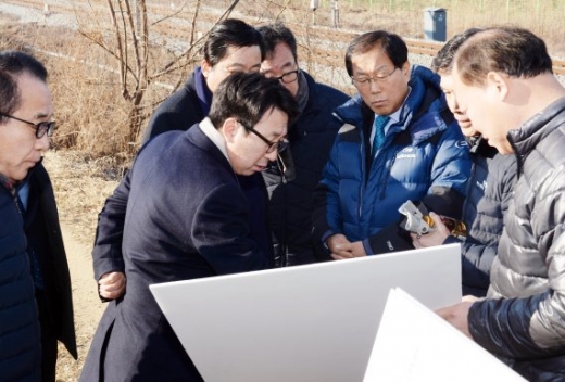 최종환 파주시장 야당동 도로건설 현장점검. /사진제공=파주시