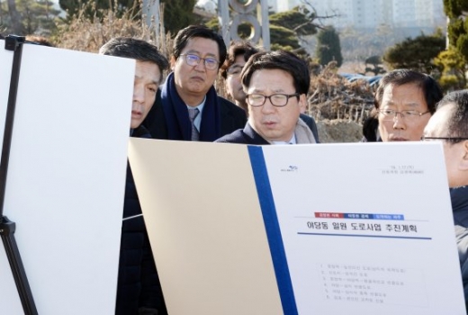 최종환 파주시장 야당동 도로건설 현장점검. /사진제공=파주시