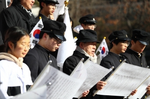 ▲ 지난 16일 탑골공원에서 박승원 광명시장이 청소년 33인과 함께 기미독립선언서를 낭독하고 있다. / 사진제공=광명시
