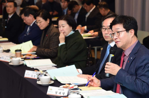 ▲ 염태영 수원시장이 ‘에너지정책 전환을 위한 지방 정부 협의회’에참석해 의견을 제시하고 있다. / 사진제공=수원시
