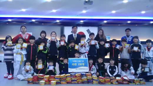 ▲ 사랑의 라면을 전달한 양주시 회천4동 소재 용인대MBA 태권도장 어린이들. / 사진제공=양주시