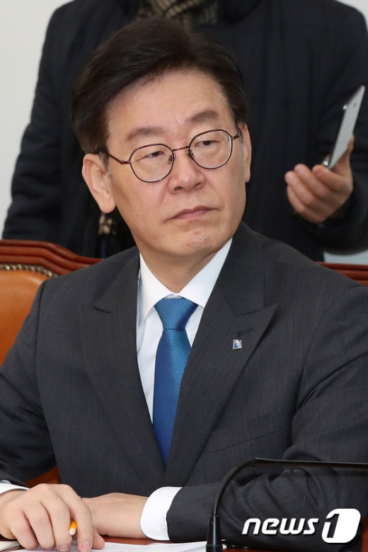 ▲ 이재명 경기도지사가 20일 서울 여의도 국회에서 열린 시도지사 간담회에 참석해 이해찬 더불어민주당 대표의 모두발언을 듣고 있다. / 사진=뉴스1