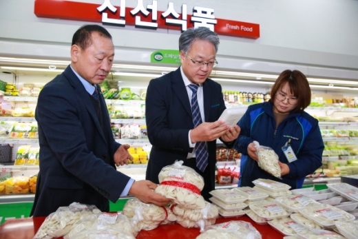 지난 18일 하명곤 본부장(가운데)이 김해유통센터를 방문하여 직접 식품안전관리 이행여부를 점검했다. /사진=경남농협