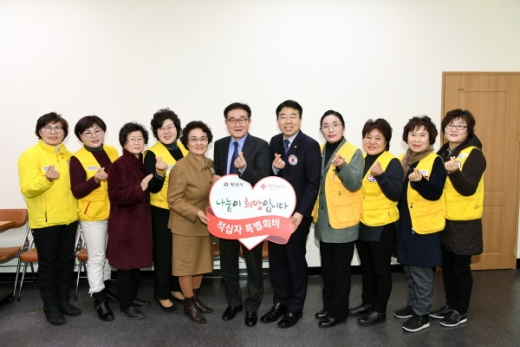 지난 18일 김일권 시장이 최영운 대한적십자사 경상지사 사무처장 및 주요 관계자가 참석한 가운데 적십자 특별회비를 전달했다. /사진=양산시
