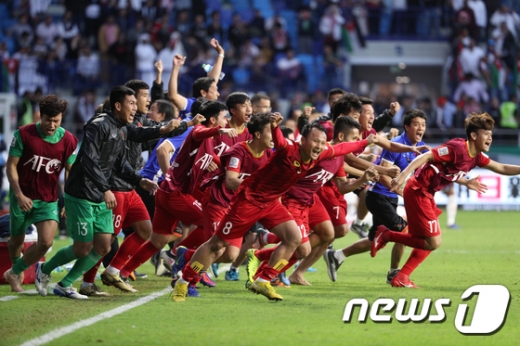 베트남 축구대표팀 선수들이 20일 오후(현지시간) 아랍에미리트연합 두바이 알 막툼 스타디움에서 열린 2019 아시아축구연맹 아시안컵 16강 베트남과 요르단의 경기 승부차기에서 승리한 후 기뻐하고 있다./사진=뉴스1 신웅수 기자