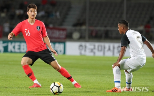 햄스트링 부상이 악화돼 소속팀으로 돌아가는 기성용./사진=뉴시스 최진석 기자