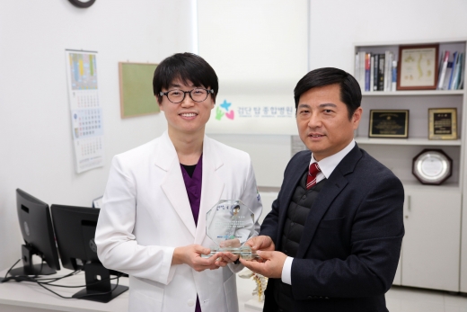 삼진제약 의사사진전 최고작품상 전달식. /사진=삼진제약