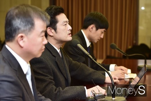 [머니S포토] 취재진 앞에서 입 뗀 김태우