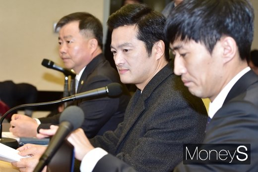 [머니S포토] 취재진 바라보는 김태우