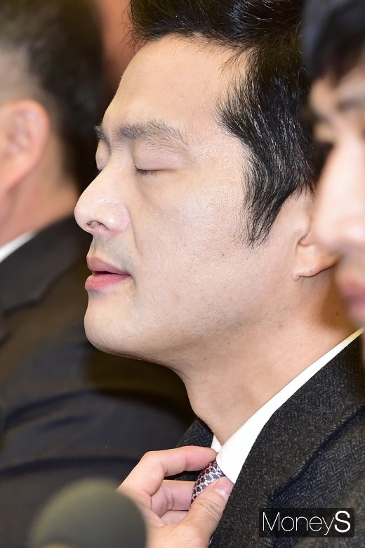 [머니S포토] 눈 감은 김태우, 왜?