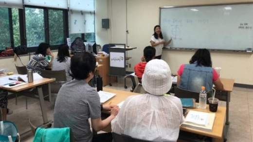 경기북부 여성 전문 직업교육 교육생 수업 장면. /사진제공=경기일자리재단 @머니S MNB, 식품 외식 유통 · 프랜차이즈 가맹 & 유망 창업 아이템의 모든 것