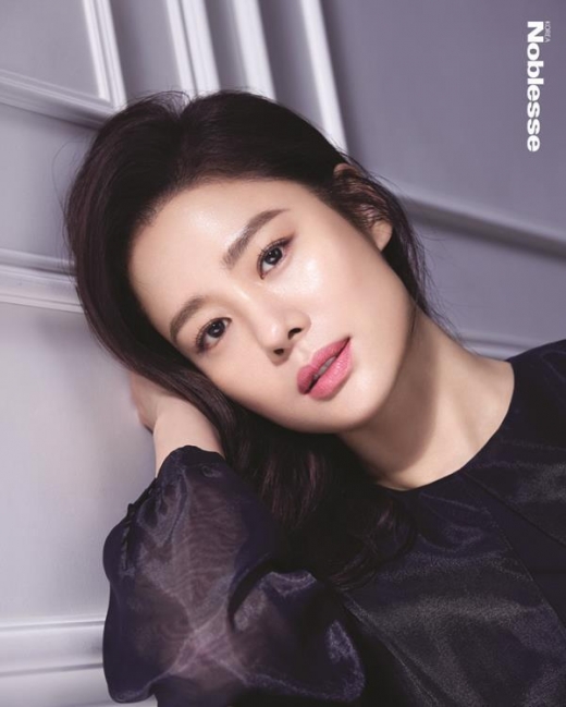 [★화보] 김현주, 우아한 분위기와 무결점 피부