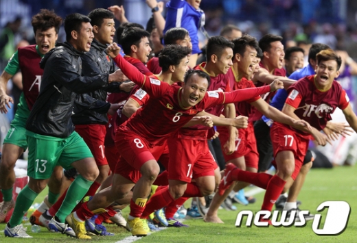 20일 오후(현지시간) 아랍에미리트(UAE) 두바이 알 막툼 스타디움에서 열린 '2019 아시아축구연맹(AFC) 아시안컵' 16강전에서 요르단에게 승부차기 끝에 승리를 확정지은 후 환호하고 있는 베트남 축구 대표팀. /사진=로이터
