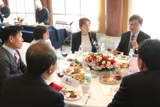 한국동서발전(주)는 경주 황룡원 내 연회장 및 오찬장에서 이번 신입사원을 대상으로 CEO 특강 및 가족 초청 오찬행사를 시행했다./사진=동서발전