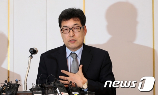 전명규 빙상연맹 전 부회장(한국체대 교수)이 21일 서울 송파구 올림픽파크텔에서 기자회견을 열고 빙상계 성폭력 은폐 의혹과 관련한 입장을 발표하고 있다./사진=뉴스1
