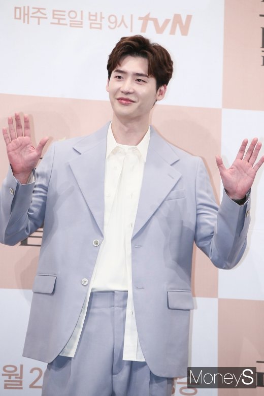 [머니S포토] 이종석, 반가움과 쑥스러움 공존하는 손인사