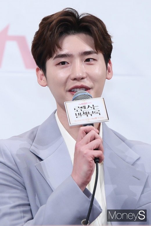 [머니S포토] 취재진 질문에 입 뗀 어린왕자 이종석