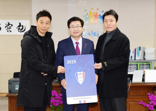 ▲ 염태영 수원시장(가운데)이수원삼성 블루윙즈 프로축구단의 2019년 연간회원권을 구매하고, 이임생 감독(오른쪽)과염기훈 선수(왼쪽)와함께 기념촬영을 하고 있다. / 사진제공=수원시