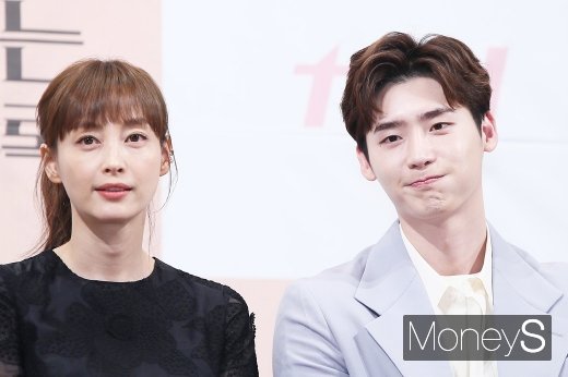 [머니S포토] 이종석, 선배 이나영 앞 볼풍선 '빵빵'