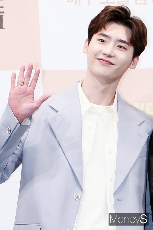 [머니S포토] '로맨스는 별책부록' 이종석, 시선 붙잡는 손인사