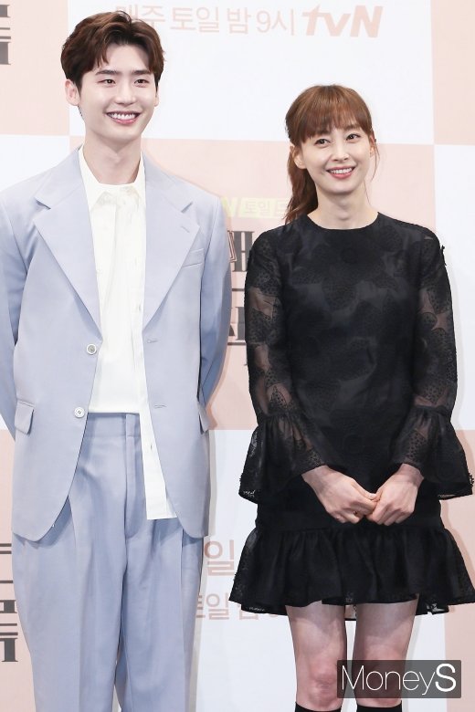 [머니S포토] 이종석-이나영, 미소 활짝 머금은 톱스타 2인