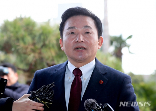 공직선거법 위반 혐의로 재판에 넘겨진 원희룡 제주도지사가 21일 제주지방법원에서 열리는 공판에 출석하기 위해 법원에 들어서고 있다. /사진=뉴시스
