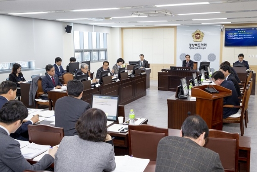 경상북도의회 행정보건복지위원회 회의 모습. /사진=경상북도