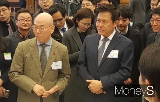 이효성 방통위원장과 박정호 SK텔레콤 사장이 행사 후 의견을 청취하고 있다. /사진=채성오 기자