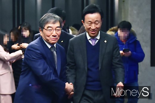 [머니S포토] 악수하며 입장하는 윤석헌 금감원장과 김덕수 회장