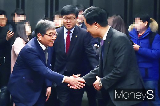 [머니S포토] 여신금융권 CEO 조찬 간담회, 악수 나누는 윤석헌 금감원장