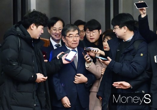 [머니S포토] 윤석헌 금감원장에게 쏠린 이목