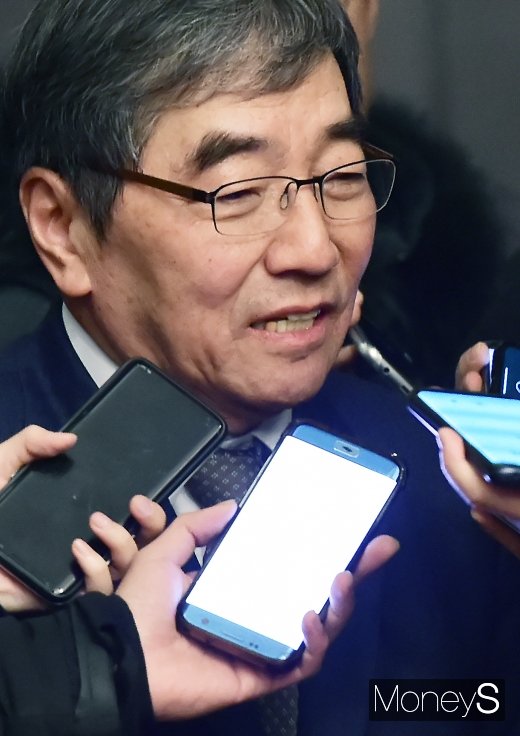 [머니S포토] 취재진 질문에 입 뗀 윤석헌 금감원장