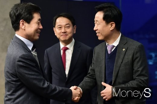 [머니S포토] 여신금융권 CEO 조찬 간담회, 인사 나누는 김덕수 회장