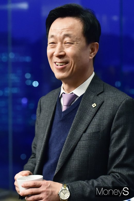 [머니S포토] 여신금융권 CEO 조찬 간담회 참석한 김덕수 회장