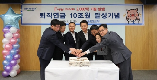 지난 21일 중구 소재 농협은행 본사에서 (왼쪽부터) 최정훈 개인고객부장, 김홍범 마케팅전략부장, 이창호 수석부행장, 김인태 마케팅부문 부행장, 신용인 WM연금부장, 박현주 퇴직연금마케팅팀장, 김기현 WM사업단장 등이 기념촬영을 하고 있다./사진=농협은행