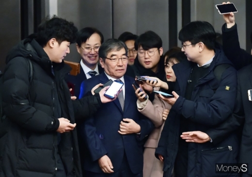 여신금융권 CEO 합동 신년 조찬간담회가 22일 서울 중구 플라자호텔에서 열린 가운데 윤석헌 금융감독원장이 취재진의 질문에 답하고 있다. /사진=임한별 기자