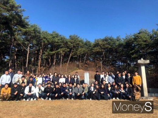 청렴교육에 참여한 교육생들이 박수량 선생 백비 앞에서 기념촬영을 하고 있다./사진=장성군 제공