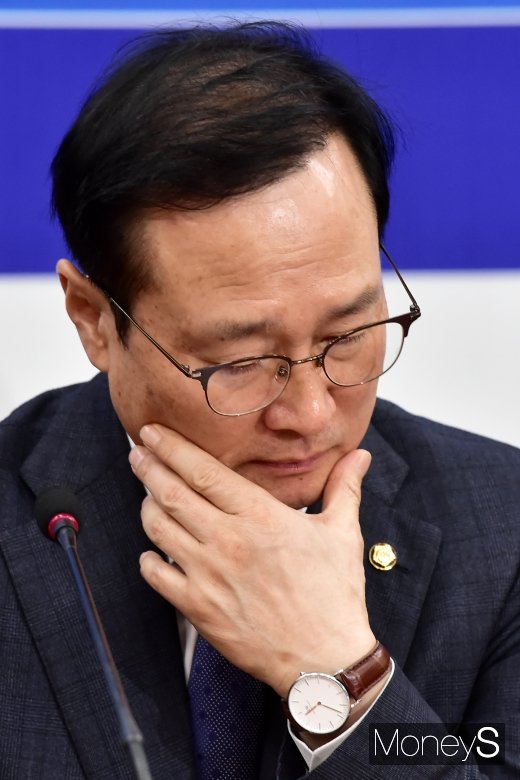 [머니S포토] 택시-카풀 사회적대타협기구 출범, 생각에 잠긴 홍영표