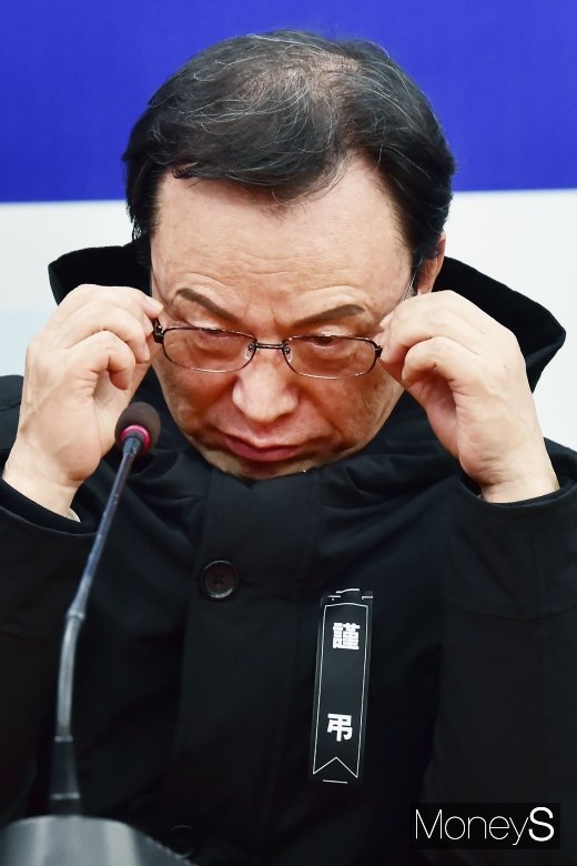 [머니S포토] 안경 고쳐쓰는 박권수 개인택시조합 회장