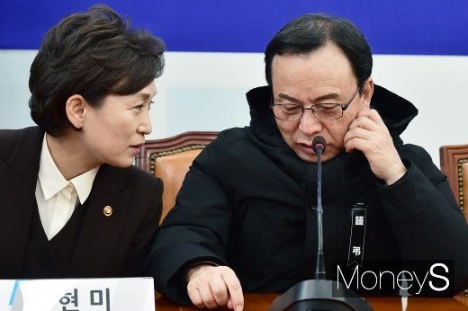 [머니S포토] 의견 나누는 김현미-박권수