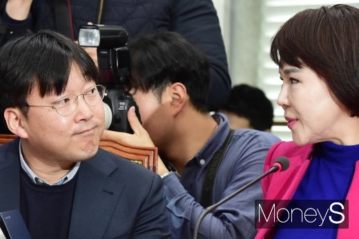 [머니S포토] 의견 나누는 정주환-전현희