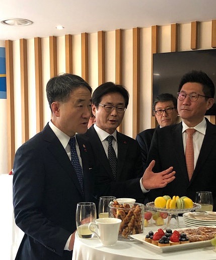 박능후 보건복지부 장관(좌)이 원희목 제약바이오협회장, 김영주 종근당 대표이사(우)와 제약·바이오산업의 현황에 대해 논의하고 있다. /사진=한아름 기자