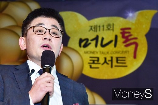 22일 서울 종로구 종로1(광화문) 교보생명빌딩 23층 컨벤션홀에서 열린 ‘제11회 머니톡콘서트’에서 이진우 오비스트 대표가  ‘2019년 아파트·토지 대전망’을 주제로 강연하고 있다. / 사진=머니S 임한별 기자