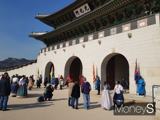경복궁의 정문 광화문 앞에서 관광객들이 사진촬영을 하고 있다/ 사진=김설아 기자