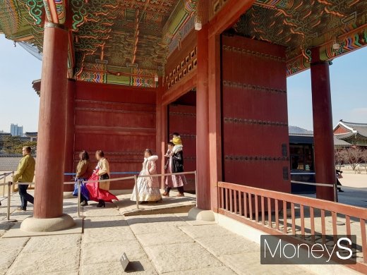 한복을 입은 관광객들이 경복궁 관람을 마치고 나오고 있다/사진=김설아 기자