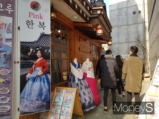 경복궁역 인근 한복거리